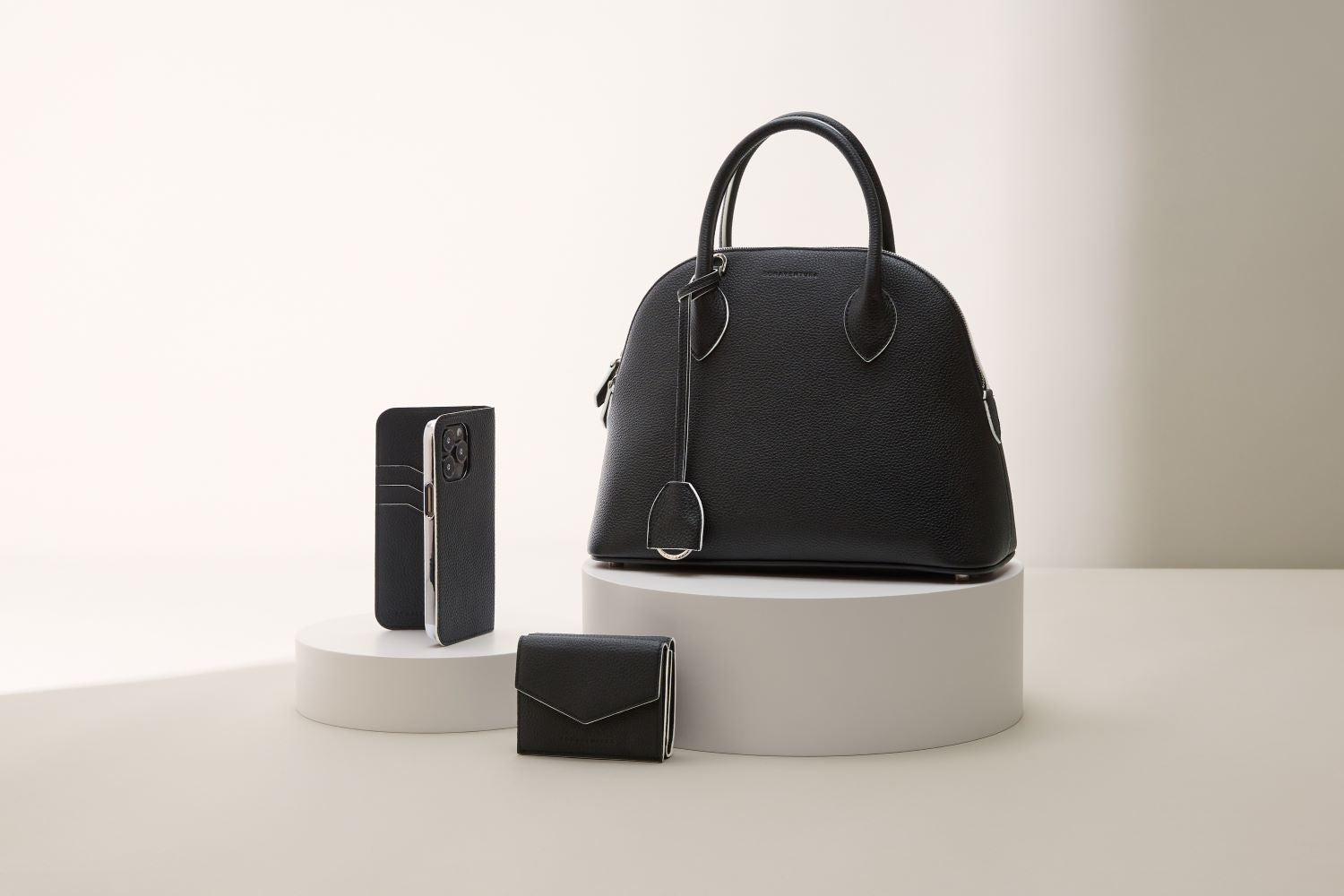 「BONAVENTURA(ボナベンチュラ)|モノトーンコレクション|上質なレザー、タイムレスで洗練された美しい本革小物」本革手帳型のスマホケース。最高級本革の上質なiPhoneケース。 iPhoneSE / iPhone8 / iPhoneX / iPhone11 / iPhone12 / iPhone13 /iPhone14 対応の本革スマホケース。 高級レザーブランドのバッグ。高級レザーブランドの財布やレザー小物。本格本革のアップルウォッチバンド (Apple Watch Band)。