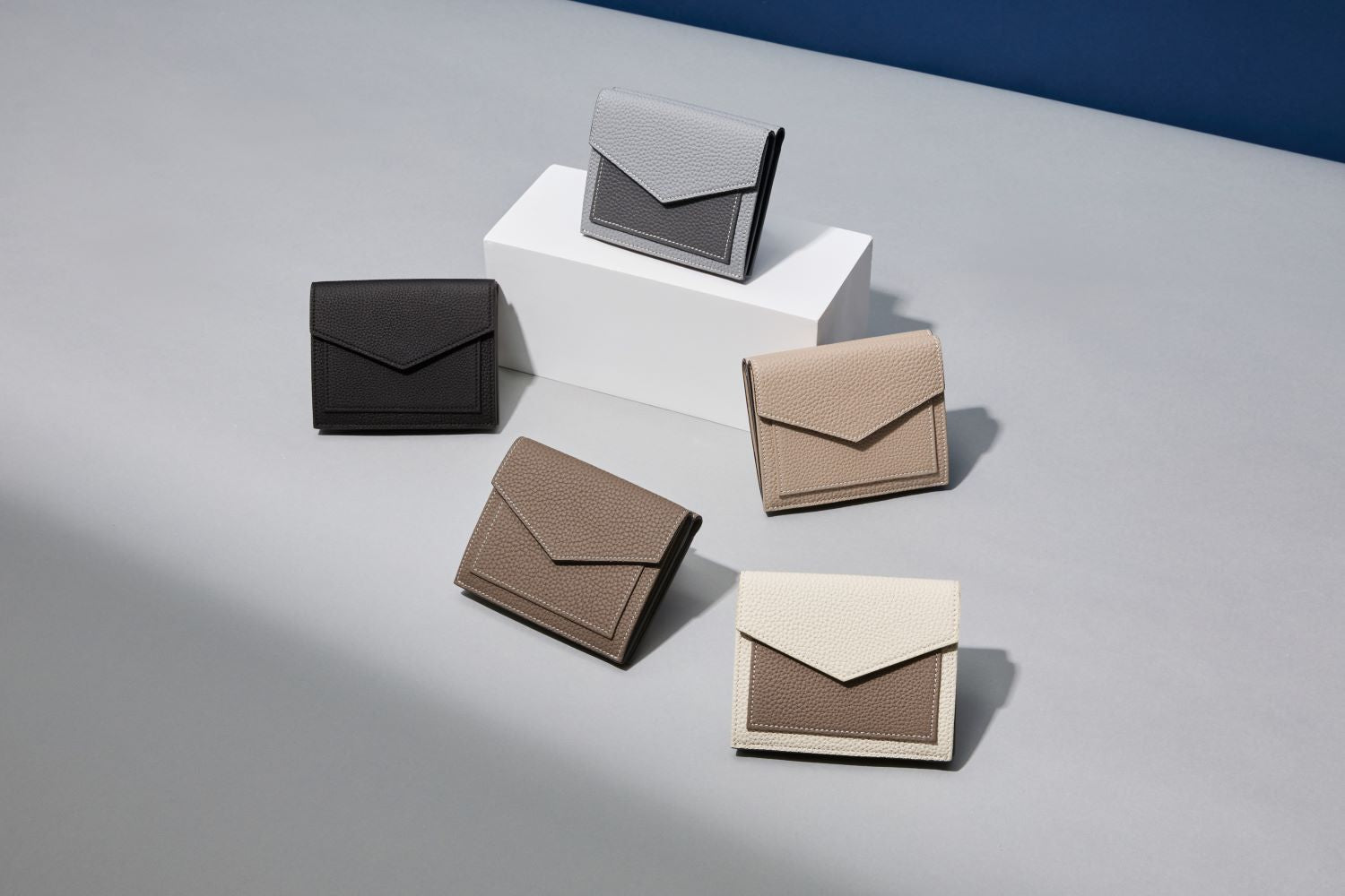 「BONAVENTURA(ボナベンチュラ)|ラウラ 二つ折り財布|上質なレザー、タイムレスで洗練された美しい本革小物」本革手帳型のスマホケース。最高級本革の上質なiPhoneケース。 iPhoneSE / iPhone8 / iPhoneX / iPhone11 / iPhone12 / iPhone13 /iPhone14 対応の本革スマホケース。 高級レザーブランドのバッグ。高級レザーブランドの財布やレザー小物。本格本革のアップルウォッチバンド (Apple Watch Band)。