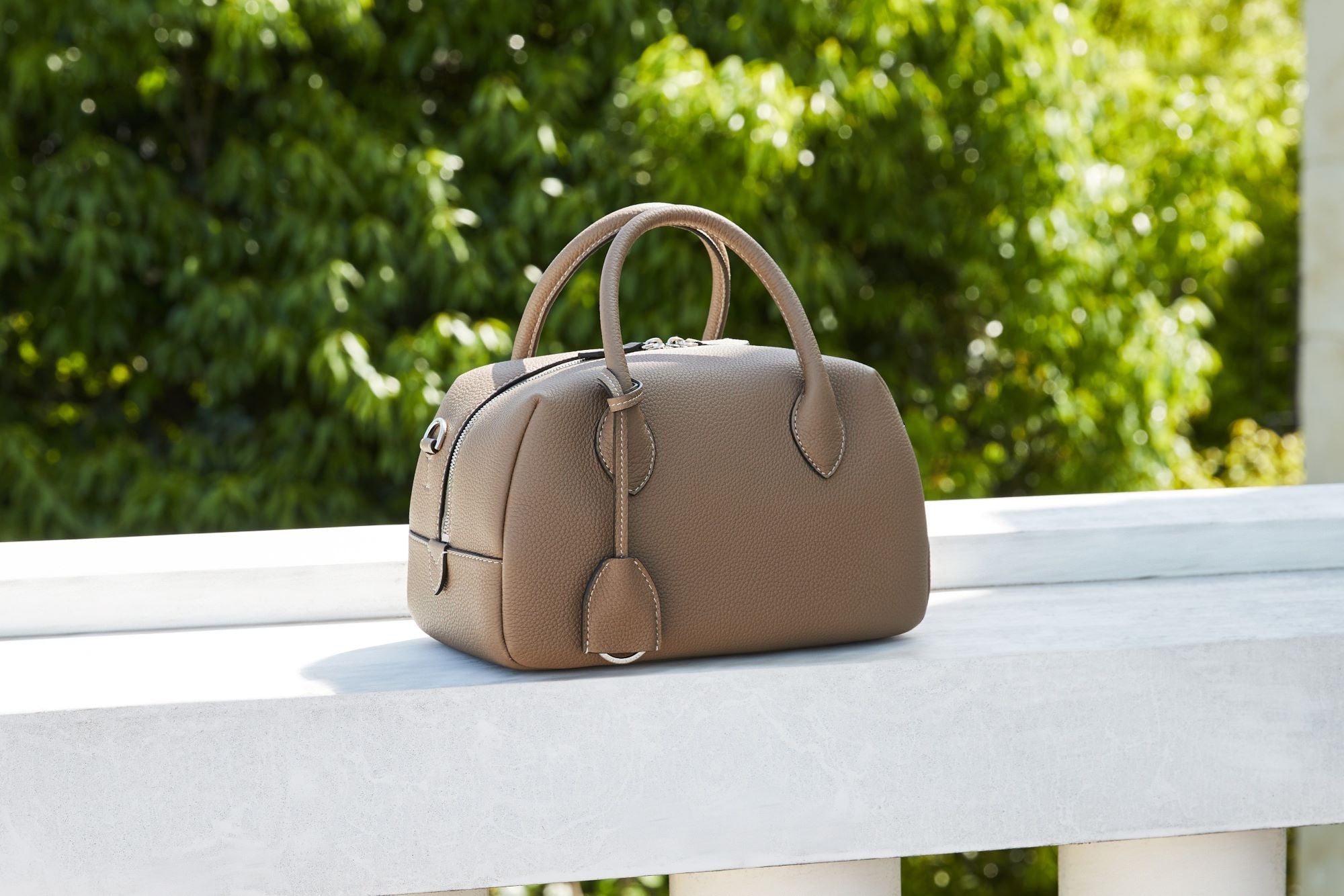 「BONAVENTURA(ボナベンチュラ)|新色エトープ|上質なレザー、タイムレスで洗練された美しい本革小物」本革手帳型のスマホケース。最高級本革の上質なiPhoneケース。 iPhoneSE / iPhone8 / iPhoneX / iPhone11 / iPhone12 / iPhone13 /iPhone14 対応の本革スマホケース。 高級レザーブランドのバッグ。高級レザーブランドの財布やレザー小物。本格本革のアップルウォッチバンド (Apple Watch Band)。