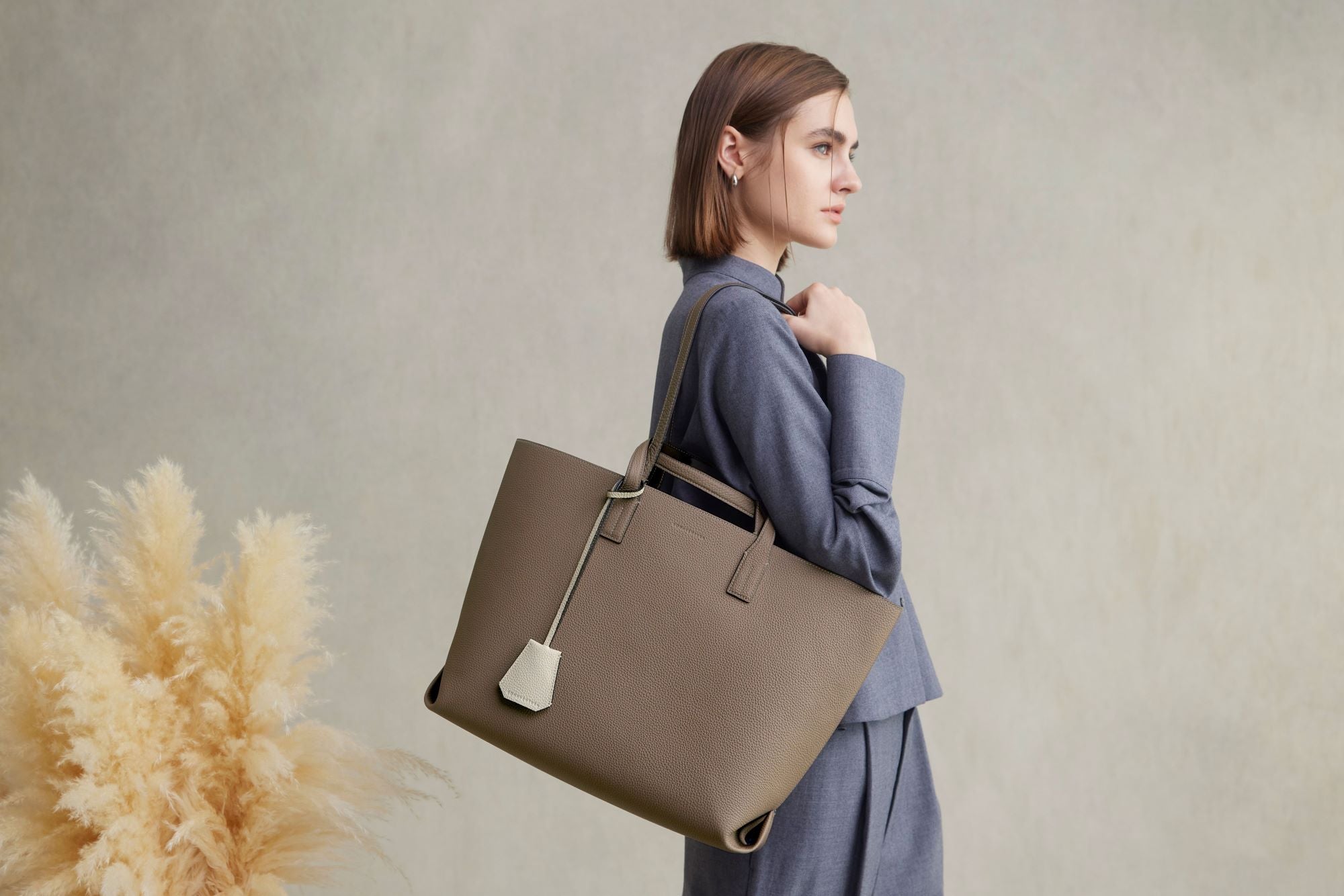 「BONAVENTURA(ボナベンチュラ)|新作アイテム|上質なレザー、タイムレスで洗練された美しい本革小物」本革手帳型のスマホケース。最高級本革の上質なiPhoneケース。 iPhoneSE / iPhone8 / iPhoneX / iPhone11 / iPhone12 / iPhone13 /iPhone14 対応の本革スマホケース。 高級レザーブランドのバッグ。高級レザーブランドの財布やレザー小物。本格本革のアップルウォッチバンド (Apple Watch Band)。