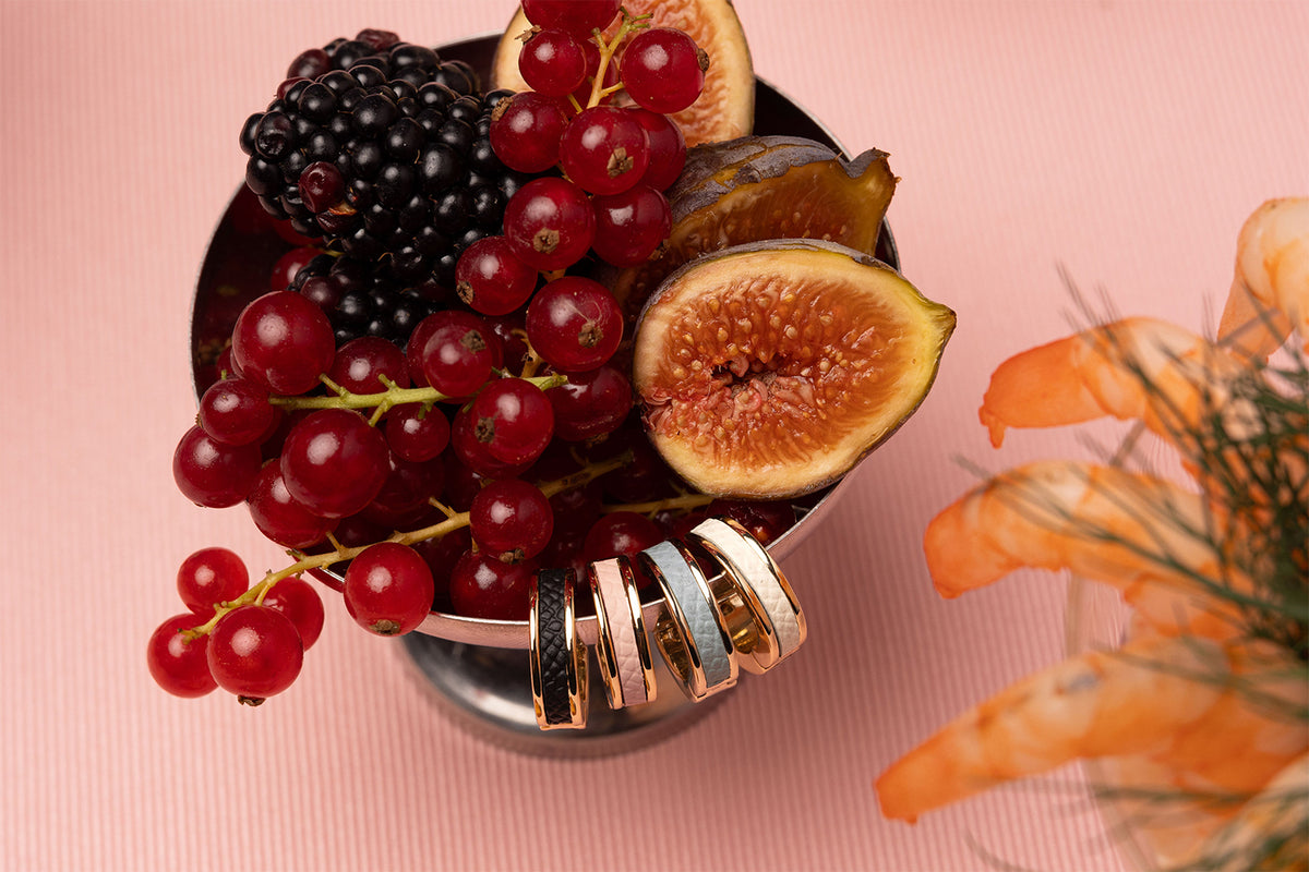 レザーとメタルが奏でる上品なコントラスト