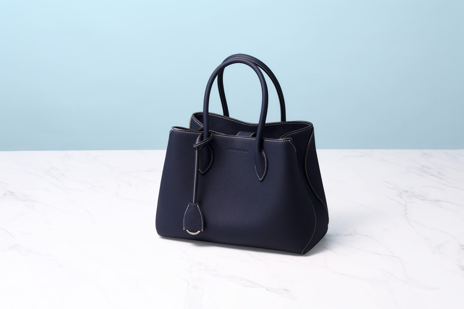 上質なレザーのスマホ（iPhone 17 Pro Max）ケース – イタリア(ミラノ